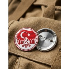 FikArt Kırmızı Beyaz Minimalist Ay Yıldız ve Karlı Çam Ormanı Kamp Ateşi 58MM Buton Rozeti