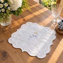 Linoriahome 2 Adet Kanaviçe Nakışlı Isviçre Keteni Sehpa & Komodin Örtüsü 32X32 cm