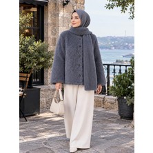 Şık ve Mutlu Bordo Atkı Aksesuarlı Midi Tesettür Kürk Kaban