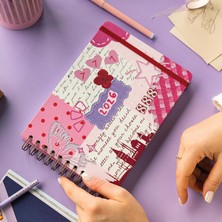 Gültekin 2026 Dikey Haftalık Ajanda – Yatay A5 Formda Spiralli Sert Kapak Haftalık Ajanda 21X15 cm Kolaj