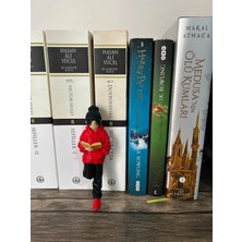 El Yapımı Kitap Kurdu Kitap Okuyan Kız Figürü | 3D Renkli Baskı | Urban Stil Kitaplık Dekoru | Özel Tasarım Dekoratif Biblo 12 cm