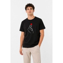 Erkek Kore Parmak Kalp Aşk Temalı Minimal Baskılı Tişört Yazlık Kısa Kol T-Shirt - Siyah