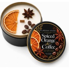 Mythriva Es Artisan Studio – Spiced Orange & Coffee Iç Süslemeli Baharatlı Kahve Kokulu Premium Metal Kutu Soya Mum