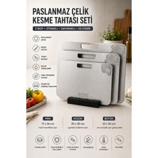 Neva Home 3’lü 304 Paslanmaz Çelik Kesme Tahtası Seti – Ahşap Standlı, Çift Taraflı Desenli Yüzey, Bulaşık Makinesinde Yıkanabilir, Günlük Mutfak Kullanımı Için Mini, Küçük ve Büyük Boy (17X26 / 20X30 / 23X34 C
