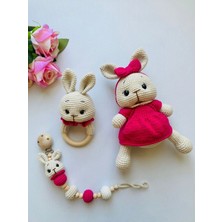 Adenya El Örgüsü Tavşan Bebek Seti 3’lü – Oyuncak, Diş Kaşıyıcı ve Emzik Askısı