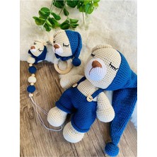 Adenya Sepeti Masala Ayıcık Set–lacivert Renk | Örgü Amigurumi Oyuncak + Diş Kaşıyıcı + Emzik Askısı