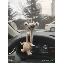 Adenya Sepeti Amigurumi Sid Uzun Boyunlu Direksiyon Aksesuarı -Telli– El Yapımı Sevimli Araba Süsü (Bej)
