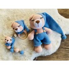Adenya Sepeti Masala Ayıcık Set – K.mavi Renk | Örgü Amigurumi Oyuncak + Diş Kaşıyıcı + Emzik Askısı