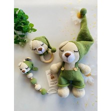 Adenya Sepeti Masal Ayıcık Set – Yeşil Renk | Örgü Amigurumi Oyuncak + Diş Kaşıyıcı + Emzik Askısı