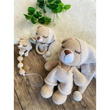 Adenya Sepeti Masal Ayıcık Set – Bej Renk | Örgü Amigurumi Oyuncak + Diş Kaşıyıcı + Emzik Askısı