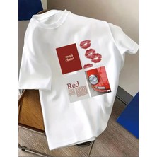 Lelvani Kırmızı Dudaklar, Kırmızı Arabalar, Harfler ve Diğer Unsurlarla Dikkat Çekici Kolaj Tasarım T-Shirt