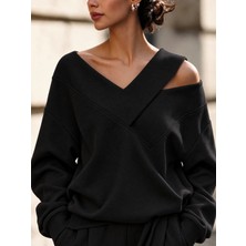 Afri Siyah Kadın Omuz Dekolteli V Yaka Oversize Sweatshirt – Çapraz Yaka Detaylı Salaş Sweat