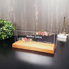 Hediye Kralı Çiçek Desenli Masa İsimliği Ahşap Tabanlı Şık Tasarım Renkli Ofis Dekoru