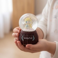 Uravas Store Pilli Işıklı Müzikli Kar Küresi–şanslı Kedi Figürlü Eğlenceli Masaüstü Biblo, LED Aydınlatmalı Dekoratif Hediyelik Kar Küresi (5528)