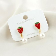 Herbal Accessory 🍓 Sevimli Çilek Figürlü Inci Detaylı Küpe – Şıklığın ve Tatlılığın En Zarif Hali!