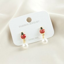 Herbal Accessory 🐞 Uğur Böceği Mineli Inci Küpe – Şans ve Zarafet Bir Arada!