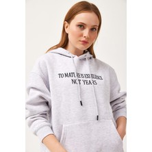 Juuuj Gri Pamuklu Karışımlı Kapüşonlu Uzun Kollu Oversize Kanguru Cepli Nakış Detaylı Sweatshirt