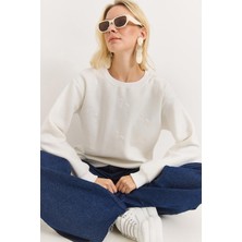 Juuuj Beyaz Üç Iplik Kumaş Bisiklet Yaka Düşük Omuz Kurdele Nakış Detaylı Rahat Kesim Sweatshirt