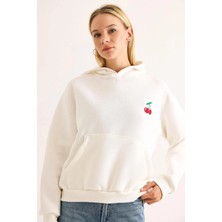 Juuuj Beyaz Şardonlu Üç Iplik Kumaş Kapişonlu Düşük Omuz Kiraz Nakışlı Kanguru Cepli Sweatshirt