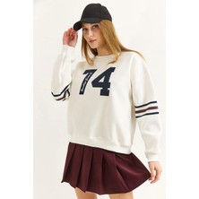 Juuuj Beyaz Bisiklet Yaka Düşük Omuz Rahat Form Kolu Şeritli Önü Rakam Baskılı Sweatshirt
