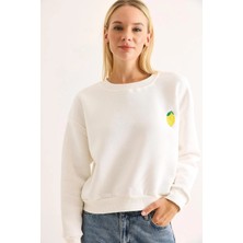 Juuuj Beyaz Üç Iplik Kumaş Bisiklet Yaka Rahat Kesim Limon Nakış Detaylı Uzun Kollu Sweatshirt