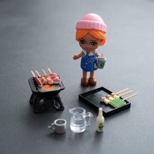 Piknik Oyuncak Koleksiyon Figürü - Little Corner Ateş Başı Pikniği Kız Figürü