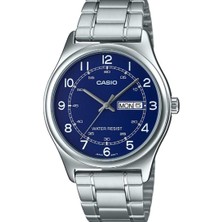 Casio Erkek Kol Saati; Lacivert Kadranı, Gümüş Çelik Kordonu, Gün-Tarih Göstergesi ve Belirgin Rakamlarıyla Klasik Bir Görünüm Sunar. Water Resist Ibaresi ve Analog Tasarımı Günlük Kullanıma Uygundur.