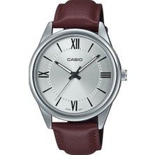 Casio Erkek Kol Saati; Gümüş Renkli Kadranı, Gümüş Yuvarlak Kasası ve Kahverengi Deri Görünümlü Kordonuyla Klasik Bir Stil Sunar. Roma Rakamlı Kadranı Sade ve Zamansız Bir Görünüm Sağlar.