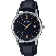 Casio Erkek Kol Saati; Siyah Kadranı, Gümüş Renkli Yuvarlak Kasası ve Siyah Deri Görünümlü Kordonuyla Şık Bir Görünüm Sunar. Rose Tonlu Indeksler ve Tarih Penceresi Tasarıma Modern Bir Detay Katar.
