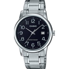 Casio Erkek Kol Saati; Siyah Kadranı, Gümüş Yuvarlak Kasası ve Çelik Kordonuyla Klasik, Şık Görünüm Sunar. Numaralı Kadranı, Tarih Göstergesi ve Water Resist Özelliğiyle Günlük Kullanıma Da Uygundur.