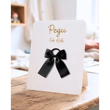 Pegu Minik Düşler Serisi , Tekli Siyah Saten Kurdele Fiyonk Saç Tokası , Lastik Toka . Okul Öncesi , Okul, Ilkokul , Çocuk ve Genç Toka ..