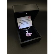 Sepetten Eve Işıklı Hediye Kutulu Kadın Pembe Kuğulu Pink Swan Taşlı Gümüş Kaplama Kolye Sevgiliye Hediye