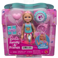 Happy Trend Saçlarında Pembe Meçler Olan ve Doğum Günü Temasına Uygun Renkli Bir Elbise Giyen 15 Cm'lik Küçük Barbie Club Chelsea Bebek ve 4 Parti Aksesuarı, JJB37