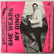 •  Solomon King - She Wears My Ring (Ona Nosi Moj Prsten) / I Get That Feeling Over You (To Osjećam Za Tebe)    (45 Lik Yabancı  Plak -Dönem Baskı)