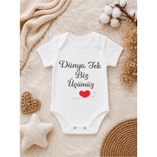 Perfect Mega Store Dünya Tek Biz Üçümüz Yazılı Bebek Zıbını – Anne Baba Bebek Aile Temalı Sevimli Body