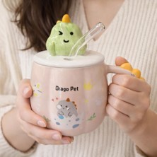 Store Sevimli Dinozor Figürlü Kapaklı Seramik Mug 300ML Kahve Kupası Kaşıklı Tasarım Kupa Ofis Masaüstü Kahve Bardağı Kapaklı Kupa Latte Çay Dekoratif Kahve Kupası Sevimli Kupa | (Dinozor Pembe)