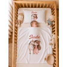 Pia Baby Isme Özel Kız Bebek Battaniye 80X80 cm ve Yastık Kılıfı 35X45 cm %100 Pamuk Organik Baskılı Bebek Seti Bebek Hediyesi