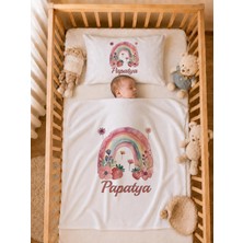 Pia Baby Isme Özel Kız Bebek Battaniye 80X80 cm ve Yastık Kılıfı 35X45 cm %100 Pamuk Organik Baskılı Bebek Seti Bebek Hediyesi