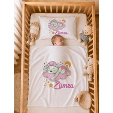 Pia Baby Isme Özel Kız Bebek Battaniye 80X80 cm ve Yastık Kılıfı 35X45 cm %100 Pamuk Organik Baskılı Bebek Seti Bebek Hediyesi