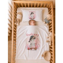 Pia Baby Isme Özel Kız Bebek Battaniye 80X80 cm ve Yastık Kılıfı 35X45 cm %100 Pamuk Organik Baskılı Bebek Seti Bebek Hediyesi