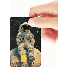 Huggy Craft Ay Üzerinde Oturan Astronot Temalı Kredi ve Banka Kartı Kaplama Sticker