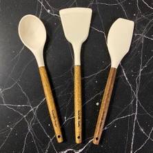 Defne Store Ahşap Saplı 3'lü Silikon Mutfak Gereçleri Seti – Isıya Dayanıklı, Yanmaz Yapışmaz Spatula ve Servis Kaşığı Takımı, Ergonomik Tasarım