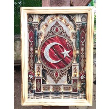 Miina Aksesuar Türk Bayrağımızın Ay Yıldızını, Osmanlı Esintili Zarif Motifler ve Görkemli Mermer Dokularla Buluşturan Özel Bir Tasarım.