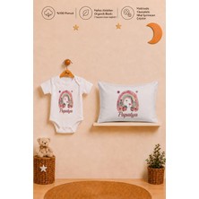 Pia Baby Isimli Kız Bebek Kısa Kollu Body Zıbın ve 35X45 cm Yastık Kılıfı %100 Pamuk Organik Baskılı Hediye Seti