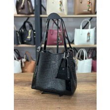 V'SHINE Model 3120 Charm Detaylı Yavru Çantalı Omuz Çantası (Siyah Rugan Anakonda)