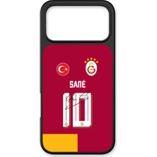 iPhone 17 Pro Max Uyumlu Galatasaray Leroy Sane Parçalı Forma Imzalı Cam Lisanslı Telefon Kılıfı