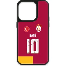 iPhone 15 Pro Uyumlu Galatasaray Leroy Sane Parçalı Forma Imzalı Cam Lisanslı Telefon Kılıfı