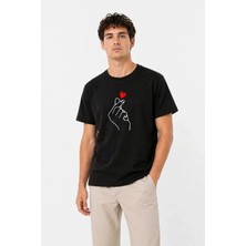 Venera Butik Erkek Kore Parmak Kalp Aşk Temalı Minimal Baskılı Tişört Yazlık Kısa Kol T-Shirt - Siyah