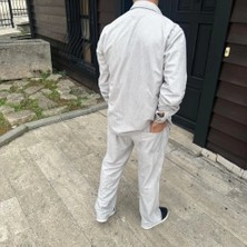 Aisha Elbise Erkek Kadife Oversize Takım – Gömlek ve Pantolon Ikili Set Füme Corduroy Şıklığı, Rahat ve Zarif Duruş Yumuşak Dokulu Kadife Kumaş, Düğmeli Gömlek Üst ve Lastikli Pantolon Alt Parça ile Gün Boyu Konfor- Gri