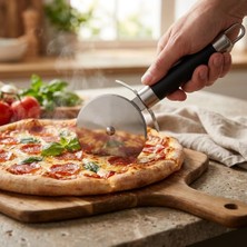 Vionna Deconox Büyük Boy Siyah Hamur Pizza Kesme Ruleti, Paslanmaz Çelik Diskli Pizza Dilimleyici, Ergonomik Saplı Hamur Börek Pasta Lavaş Kesme Aparatı, Askı Delikli Mutfak Kesici